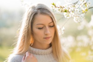 Portrait-Fotograf-TFP-tuebingen-reutlingen-stuttgart-Portraitfotograf-fotografie-portraitbilder-kirschblüten-sonenschein-blond-schwaebische-alb-